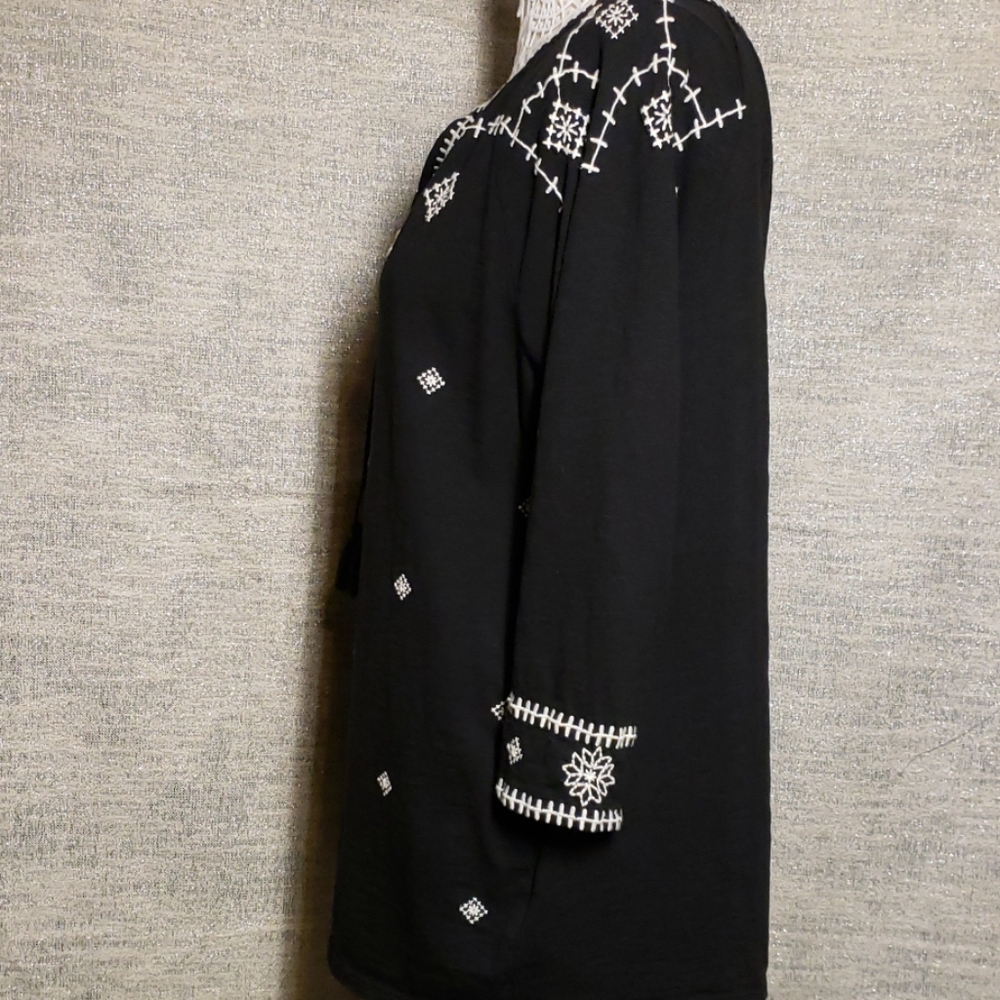🛑SOLD🛑 Talbots Embroidered black blouse - Picture 7 of 8